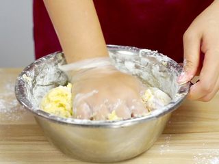 12、不煎不炸,健康养颜的美味——跨界南瓜饼,用手揉成南瓜面团