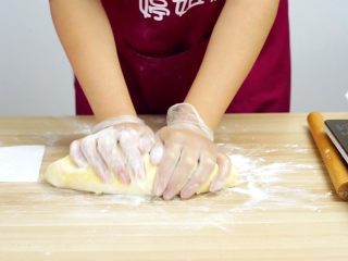 13、不煎不炸,健康养颜的美味——跨界南瓜饼,面板上面撒适量干糯米粉,再次揉匀面团