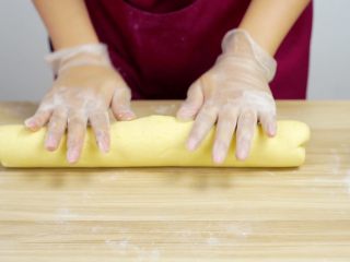 14、不煎不炸,健康养颜的美味——跨界南瓜饼,把面团搓成长条