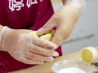 18、不煎不炸,健康养颜的美味——跨界南瓜饼,用虎口收紧