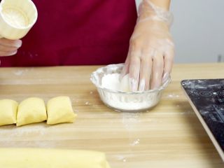 20、不煎不炸,健康养颜的美味——跨界南瓜饼,粘上干糯米粉