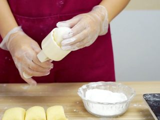 21、不煎不炸,健康养颜的美味——跨界南瓜饼,放入模具(可以用平常的月饼模具)