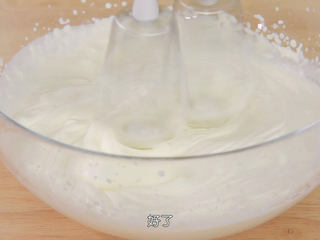 19、抹茶冰淇淋层层叠,吐司条出炉后放凉期间,我们来打发淡奶油,把淡奶油打发至出现纹路不消失的裱花状态,然后装入裱花袋里面备用,花嘴可以选择你自己喜欢的花嘴