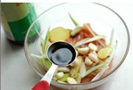 4、乳香烤鸡腿,倒入生抽。