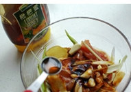 6、乳香烤鸡腿,倒入蜂蜜。