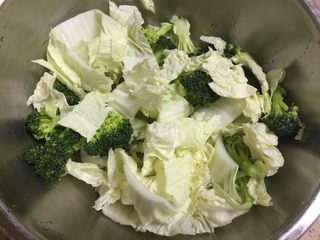 1、营养美味一锅炖,白菜切片，清洗干净。