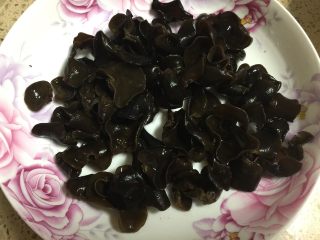 2、营养美味一锅炖,木耳泡发洗净切成小朵。