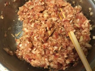 4、营养美味一锅炖,如果要自制丸子按照如下做法：牛肉馅加入鸡蛋、料酒、盐、花椒粉、糖等材料，搅拌至牛肉粘稠上劲.