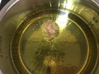 6、营养美味一锅炖,油锅烧热依次下入丸子。