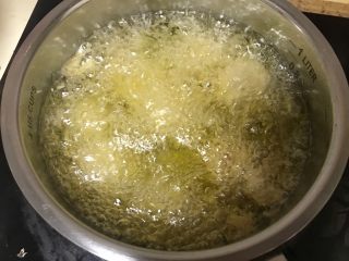 7、营养美味一锅炖,保持中小火炸制丸子全熟。