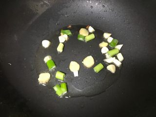 11、营养美味一锅炖,下入葱姜蒜爆出香味。