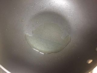 10、营养美味一锅炖,锅内少许油烧热。