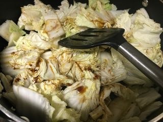 13、营养美味一锅炖,一次性加入所有调料。