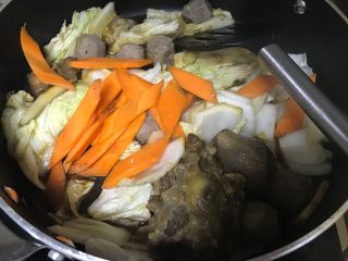 14、营养美味一锅炖,再加入其他易熟的材料。