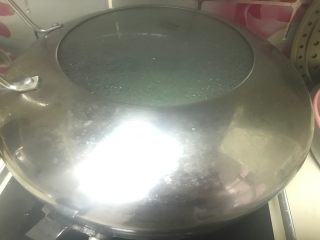 15、营养美味一锅炖,盖上盖儿小火焖几分钟。