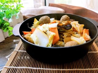 16、营养美味一锅炖,盛出装盘。