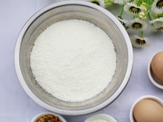 1、瓜子仁米饼,米粉倒入大盆中。