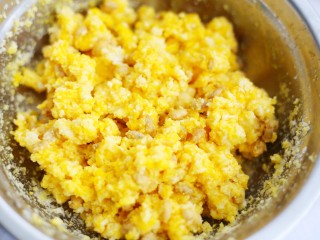5、瓜子仁米饼,拌匀。