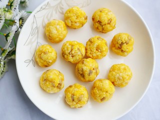 7、瓜子仁米饼,米粉搓成圆球。