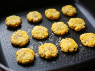 9、瓜子仁米饼,用勺子压成圆饼。