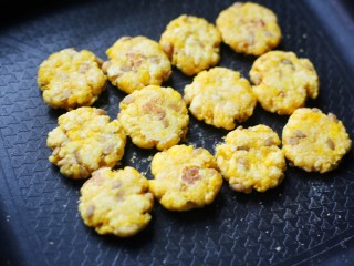 10、瓜子仁米饼,两面煎至金黄即可。