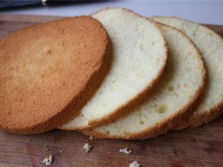 1、火龙果酸奶双色慕斯,烤一个6寸戚风蛋糕，分成四片。