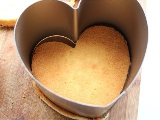 2、火龙果酸奶双色慕斯,用模具切出形状，边缘切掉一些，比模具略小就可以了。