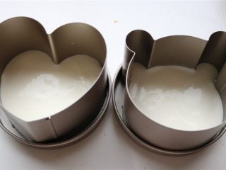 8、火龙果酸奶双色慕斯,模具组装好，底部各铺上一片蛋糕片，倒入酸奶慕斯，送入冰箱冷藏。