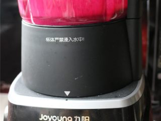 9、火龙果酸奶双色慕斯,酸奶慕斯冷藏的时候，开始做火龙果慕斯。首先把火龙果去皮，果肉放入料理机打碎。