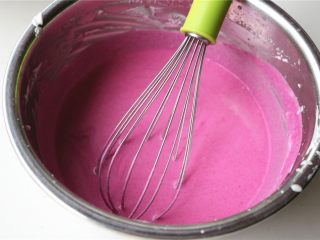 11、火龙果酸奶双色慕斯,加入剩下的淡奶油，混合均匀，火龙果慕斯做好了。