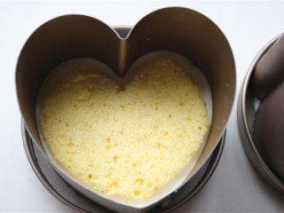 12、火龙果酸奶双色慕斯,冷藏过后的酸奶慕斯，虽然还没有凝固，但基本不再流动了，再分别盖上一片蛋糕片。