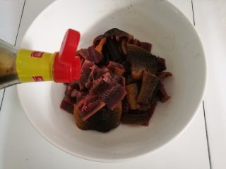 1、爆炒鳝鱼,鳝鱼放入料酒腌制十分钟