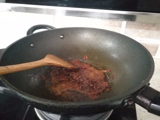 5、爆炒鳝鱼,倒入葱姜末，花椒继续炒