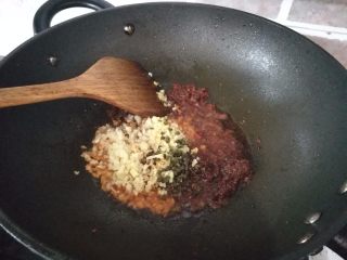 6、爆炒鳝鱼,炒至香味，盛起来待用