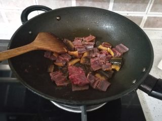 7、爆炒鳝鱼,鳝鱼放入锅里，大火爆炒