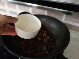 10、爆炒鳝鱼,放入水淀粉