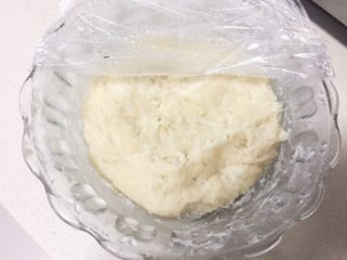 1、烫种牛奶吐司,制作烫种：高筋粉加入滚开水用刮刀翻拌均匀即可，放凉后盖保鲜膜备用（我一般头天晚上做好放冰箱第二天用）。