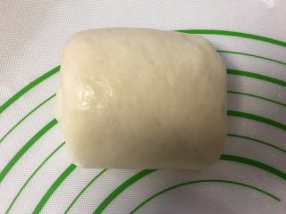 11、烫种牛奶吐司,卷成圆筒状。