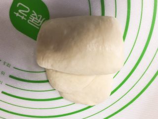 10、烫种牛奶吐司,重复上一个动作擀卷。