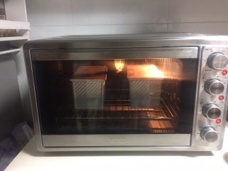 15、烫种牛奶吐司,烤箱提前预热，上下火190度烤40分钟。