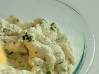 11、千层面,加入里考塔芝士、蛋、加入2汤匙意大利香莞，搅拌均匀