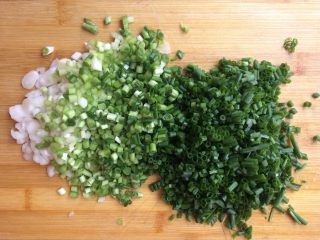 2、葱姜油,要做一个好的葱油除了味道还要兼顾形象。内在与外在缺一不可！小葱洗净晾干切成碎段，期间要注意葱白、葱青、葱叶分为三个部分