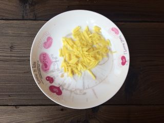 3、葱姜油,再来处理老姜，刮去表皮切成薄片改成短丝