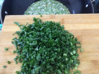 7、葱姜油,在炸的差不多微黄的时候倒入葱叶部分