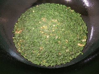 8、葱姜油,把葱叶搅拌搅拌均匀稍微炸一会关掉火即可