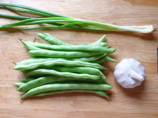 1、干煸四季豆,准备好所需食材