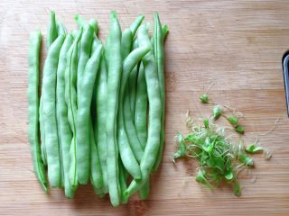 2、干煸四季豆,先将四季豆摘去头尾