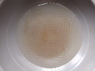 4、干煸四季豆,锅中加入适量清水烧开