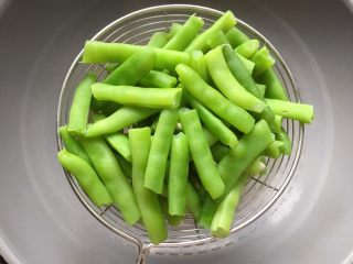 6、干煸四季豆,将焯熟的四季豆捞出备用