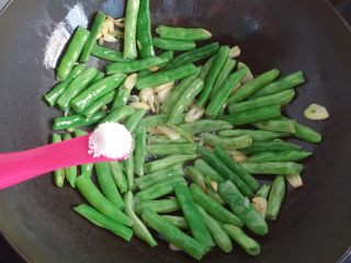 10、干煸四季豆,然后加入适量盐